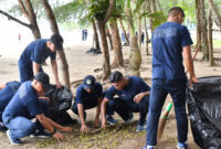 Prajurit Lanal Kotabaru menyisir bibir Pantai Gedambaan untuk mengumpulkan sampah dalam rangka HUT Armada RI ke-80.