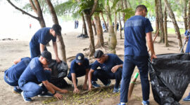 Prajurit Lanal Kotabaru menyisir bibir Pantai Gedambaan untuk mengumpulkan sampah dalam rangka HUT Armada RI ke-80.