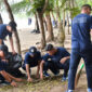 Prajurit Lanal Kotabaru menyisir bibir Pantai Gedambaan untuk mengumpulkan sampah dalam rangka HUT Armada RI ke-80.