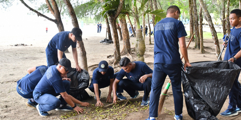 Prajurit Lanal Kotabaru menyisir bibir Pantai Gedambaan untuk mengumpulkan sampah dalam rangka HUT Armada RI ke-80.