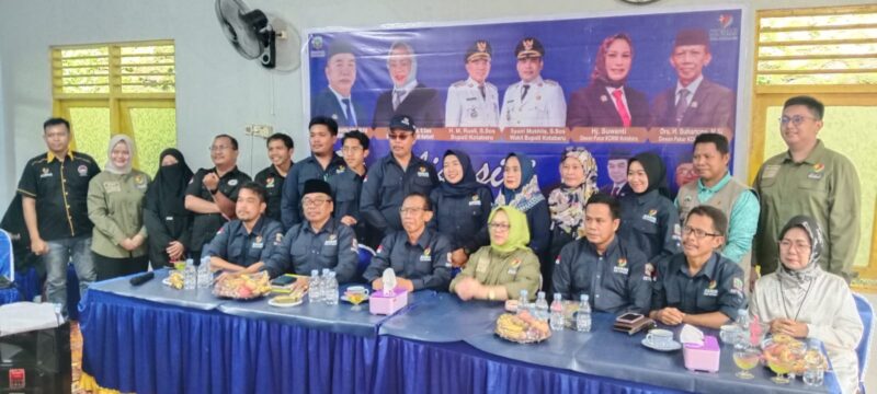 Pengurus KORMI Provinsi Kalsel dan KORMI Kotabaru berfoto bersama usai kegiatan kunjungan kerja dan sosialisasi di Sekretariat KORMI Kotabaru. 