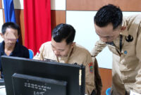 Petugas Dukcapil Kotabaru melakukan perekaman e-KTP bagi Warga Binaan Lapas Kotabaru, Kamis (4/12).