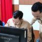 Petugas Dukcapil Kotabaru melakukan perekaman e-KTP bagi Warga Binaan Lapas Kotabaru, Kamis (4/12).
