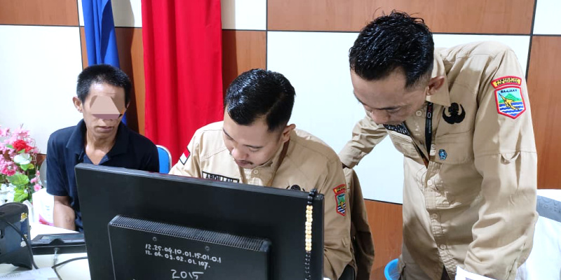Petugas Dukcapil Kotabaru melakukan perekaman e-KTP bagi Warga Binaan Lapas Kotabaru, Kamis (4/12).