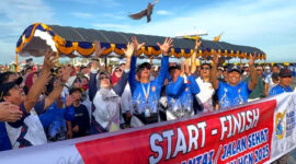 Ketua PGRI Kalsel Abdul Rivai didampingi pejabat daerah melepas peserta jalan sehat dengan menerbangkan burung merpati sebagai simbol semangat dan persatuan pada HUT ke-80 PGRI di Siring Laut Kotabaru.