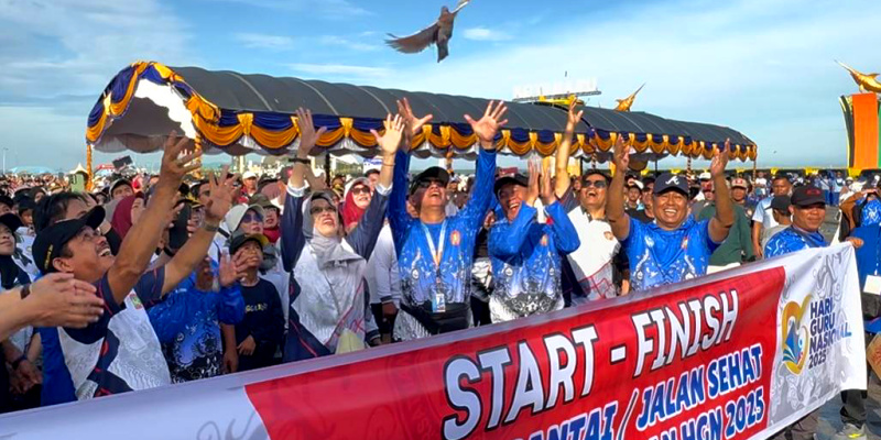 Ketua PGRI Kalsel Abdul Rivai didampingi pejabat daerah melepas peserta jalan sehat dengan menerbangkan burung merpati sebagai simbol semangat dan persatuan pada HUT ke-80 PGRI di Siring Laut Kotabaru.