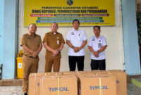 Kepala Diskopindag Kotabaru, Risa Ahyani, menyerahkan lima unit mesin jahit kepada Kalapas Kelas IIA Kotabaru, Doni Handriansyah, sebagai dukungan penguatan UMKM dan pelatihan kemandirian bagi Warga Binaan.