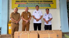 Kepala Diskopindag Kotabaru, Risa Ahyani, menyerahkan lima unit mesin jahit kepada Kalapas Kelas IIA Kotabaru, Doni Handriansyah, sebagai dukungan penguatan UMKM dan pelatihan kemandirian bagi Warga Binaan.