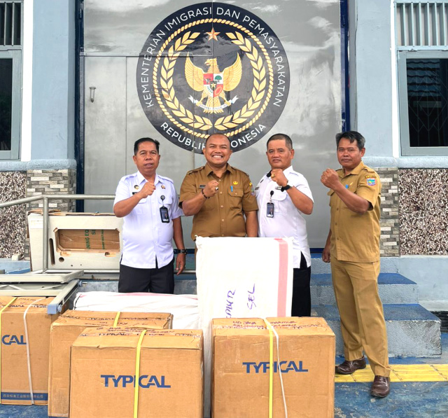 Kepala Bidang Perindustrian Diskopindag Kotabaru, Jony Fahamsyah, saat menyerahkan bantuan lima unit mesin jahit kepada Lapas Kelas IIA Kotabaru.