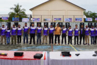 Wakil Bupati Kotabaru, jajaran Forkopimda, kepala SKPD, dan para peserta saat foto bersama pembukaan Kejuaraan Menembak Antar SKPD Kabupaten Kotabaru 2025 dalam rangka HUT KORPRI ke-54 di Lapangan Tembak PERBAKIN Kotabaru, Sabtu (13/12/2025).