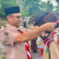 Wakil Bupati Kotabaru Syairi Mukhlis, S.Sos selaku Ka Pembina Kwarcab Gerakan Pramuka Kotabaru menyematkan tanda peserta kepada anggota Pramuka saat pembukaan Kemah Pasak Todak II di Pantai Gedambaan, Pulau Laut Sigam, Minggu (14/12/2025). (Foto:DiskominfoKtb) 
