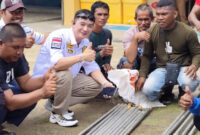 Ketua Komisi II DPRD Kotabaru, Abu Suwandi (tengah), berfoto bersama nelayan penerima bantuan mesin kapal dan alat tangkap usai penyerahan bantuan oleh Dinas Perikanan Kotabaru. (Foto: awd/klikindonesia) 