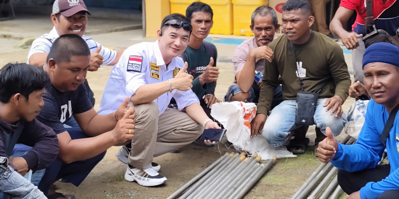 Ketua Komisi II DPRD Kotabaru, Abu Suwandi (tengah), berfoto bersama nelayan penerima bantuan mesin kapal dan alat tangkap usai penyerahan bantuan oleh Dinas Perikanan Kotabaru. (Foto: awd/klikindonesia) 