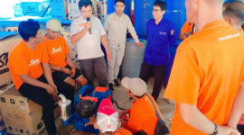 Para nelayan peserta bimbingan teknis tengah menerima pelatihan penggunaan dan perawatan mesin. ( Foto: Ummy/Klikindonesia) 
