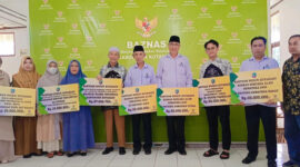 Foto bersama Kepala Baznas Kotabaru dengan penerima dana hibah bantuan Bupati kepada penerima manfaat di Kantor Baznas Kotabaru. (Foto: Ummy/Klikindonesia) 