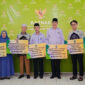 Foto bersama Kepala Baznas Kotabaru dengan penerima dana hibah bantuan Bupati kepada penerima manfaat di Kantor Baznas Kotabaru. (Foto: Ummy/Klikindonesia) 