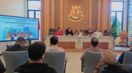 Kepala Kejaksaan Negeri Kotabaru bersama jajaran memaparkan rilis capaian kinerja Kejari Kotabaru Tahun 2025 dalam forum ramah tamah bersama insan pers, di Gedung Kejari Kotabaru, Stagen. (Foto:Ummy/klikindonesia) 