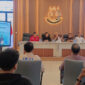 Kepala Kejaksaan Negeri Kotabaru bersama jajaran memaparkan rilis capaian kinerja Kejari Kotabaru Tahun 2025 dalam forum ramah tamah bersama insan pers, di Gedung Kejari Kotabaru, Stagen. (Foto:Ummy/klikindonesia) 