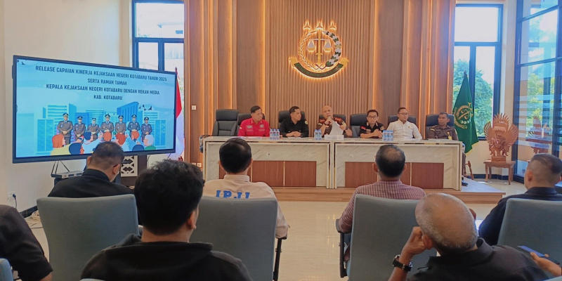 Kepala Kejaksaan Negeri Kotabaru bersama jajaran memaparkan rilis capaian kinerja Kejari Kotabaru Tahun 2025 dalam forum ramah tamah bersama insan pers, di Gedung Kejari Kotabaru, Stagen. (Foto:Ummy/klikindonesia) 
