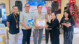 PT Pelsart Tambang Kencana bersama PWI Kotabaru menyerahkan bantuan paket sembako kepada jemaat Gereja GPDI Megasari. 