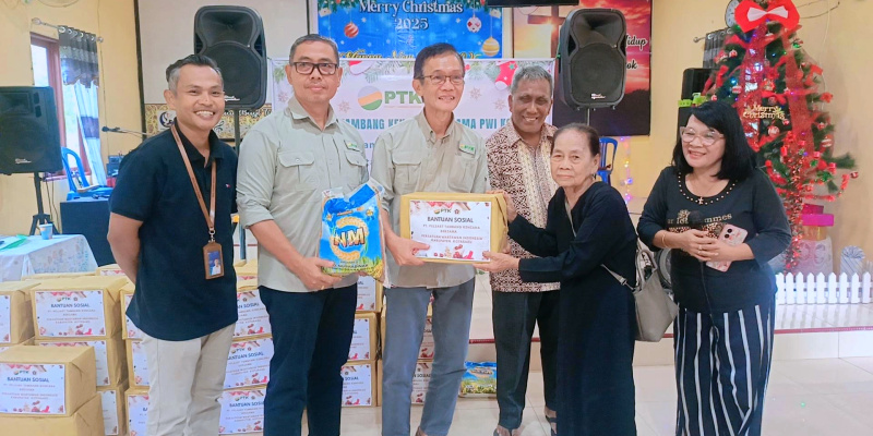 PT Pelsart Tambang Kencana bersama PWI Kotabaru menyerahkan bantuan paket sembako kepada jemaat Gereja GPDI Megasari. 