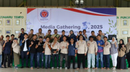 Sesi foto bersama dalam kegiatan Media Gathering PT Indocement Plant Tarjun 2025 bersama insan pers di Ekowisata Hutan Meranti, Kotabaru, Sabtu (13/12/2025)
