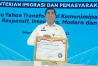 Kepala Lapas Kelas IIA Kotabaru, Doni Handriansyah, menunjukkan Piagam Penghargaan Wilayah Bebas dari Korupsi (WBK). 