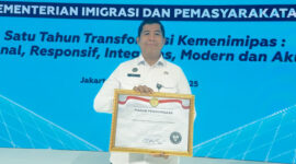 Kepala Lapas Kelas IIA Kotabaru, Doni Handriansyah, menunjukkan Piagam Penghargaan Wilayah Bebas dari Korupsi (WBK). 