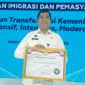 Kepala Lapas Kelas IIA Kotabaru, Doni Handriansyah, menunjukkan Piagam Penghargaan Wilayah Bebas dari Korupsi (WBK). 