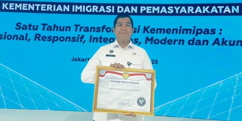 Kepala Lapas Kelas IIA Kotabaru, Doni Handriansyah, menunjukkan Piagam Penghargaan Wilayah Bebas dari Korupsi (WBK). 