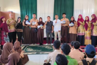 Foto bersama Disdikbud Kotabaru, PWI Kotabaru, pihak sekolah, dan para pemenang lomba menulis berita. (Foto: Ummy/Klikindonesia) 