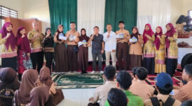 Foto bersama Disdikbud Kotabaru, PWI Kotabaru, pihak sekolah, dan para pemenang lomba menulis berita. (Foto: Ummy/Klikindonesia) 