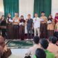 Foto bersama Disdikbud Kotabaru, PWI Kotabaru, pihak sekolah, dan para pemenang lomba menulis berita. (Foto: Ummy/Klikindonesia) 