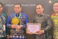 Sekretaris Daerah Kotabaru Eka Saprudin menerima Penghargaan Universal Health Coverage (UHC) Award 2026 kategori Madya dari Menko Pemberdayaan Masyarakat RI Muhaimin Iskandar. 