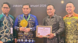 Sekretaris Daerah Kotabaru Eka Saprudin menerima Penghargaan Universal Health Coverage (UHC) Award 2026 kategori Madya dari Menko Pemberdayaan Masyarakat RI Muhaimin Iskandar. 