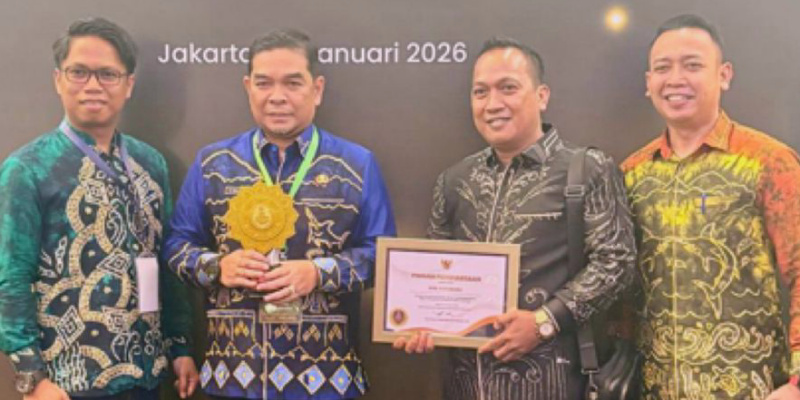 Sekretaris Daerah Kotabaru Eka Saprudin menerima Penghargaan Universal Health Coverage (UHC) Award 2026 kategori Madya dari Menko Pemberdayaan Masyarakat RI Muhaimin Iskandar. 