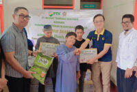 Manajemen PT Pelsart Tambang Kencana bersama Persatuan Wartawan Indonesia Kotabaru menyerahkan paket Ramadhan kepada kaum dhuafa. 