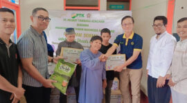 Manajemen PT Pelsart Tambang Kencana bersama Persatuan Wartawan Indonesia Kotabaru menyerahkan paket Ramadhan kepada kaum dhuafa. 