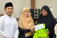 Penyerahan santunan kepada lansia dalam program Tebar Harapan Ramadan oleh Kepala Kementerian Agama Kabupaten Kotabaru Ahmad Kamal di Kantor Kemenag Kotabaru. 