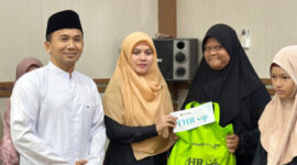 Penyerahan santunan kepada lansia dalam program Tebar Harapan Ramadan oleh Kepala Kementerian Agama Kabupaten Kotabaru Ahmad Kamal di Kantor Kemenag Kotabaru. 