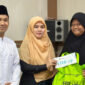 Penyerahan santunan kepada lansia dalam program Tebar Harapan Ramadan oleh Kepala Kementerian Agama Kabupaten Kotabaru Ahmad Kamal di Kantor Kemenag Kotabaru. 