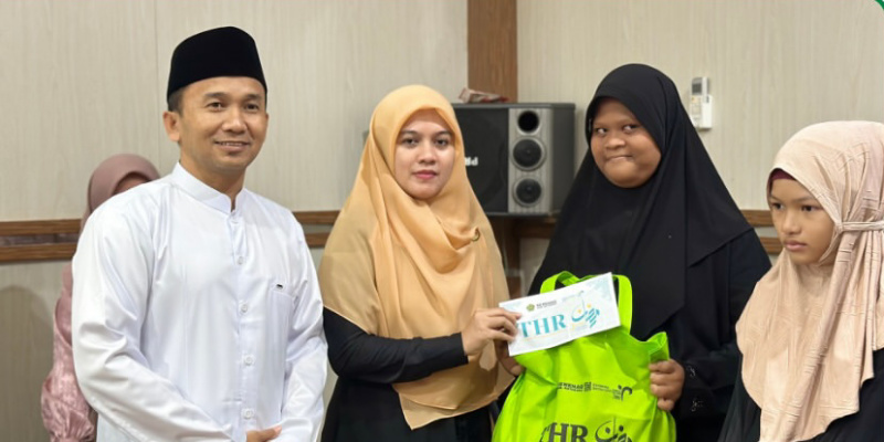 Penyerahan santunan kepada lansia dalam program Tebar Harapan Ramadan oleh Kepala Kementerian Agama Kabupaten Kotabaru Ahmad Kamal di Kantor Kemenag Kotabaru. 